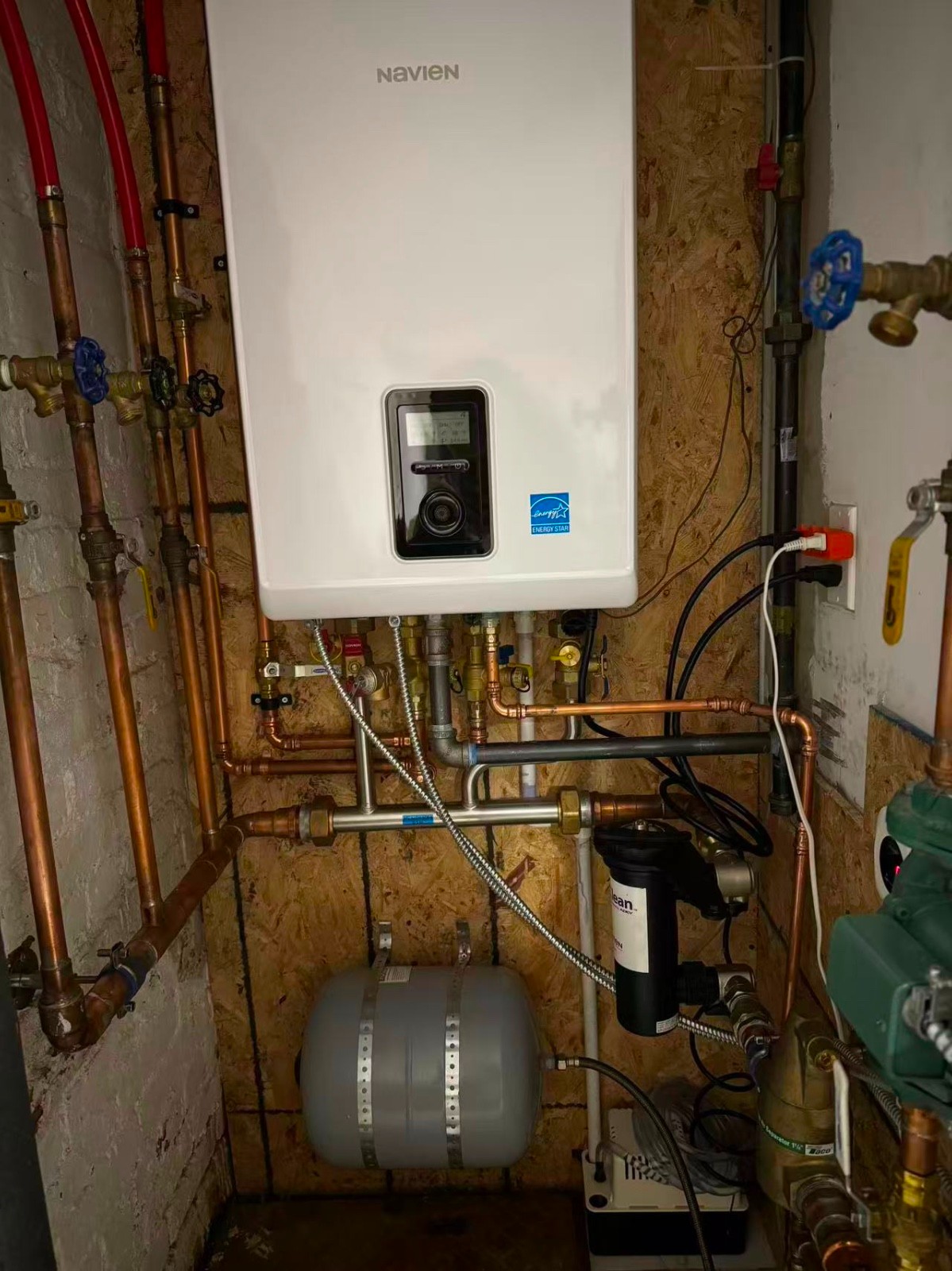 凯文冷暖水电公司承接换热水炉，热水炉维修，空调安装维修，处理冷暖水电疑难杂症 photo 2