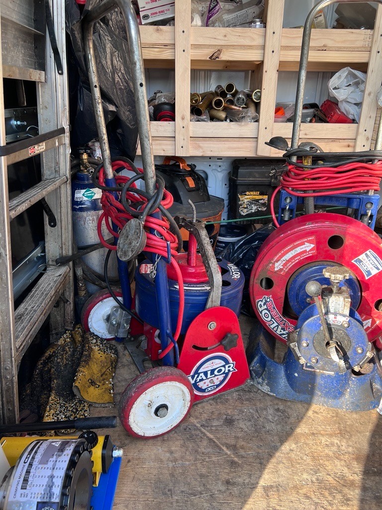 华盛通管公司专业通下水道堵塞,急通水管,高压清洗管道中树根 photo 4