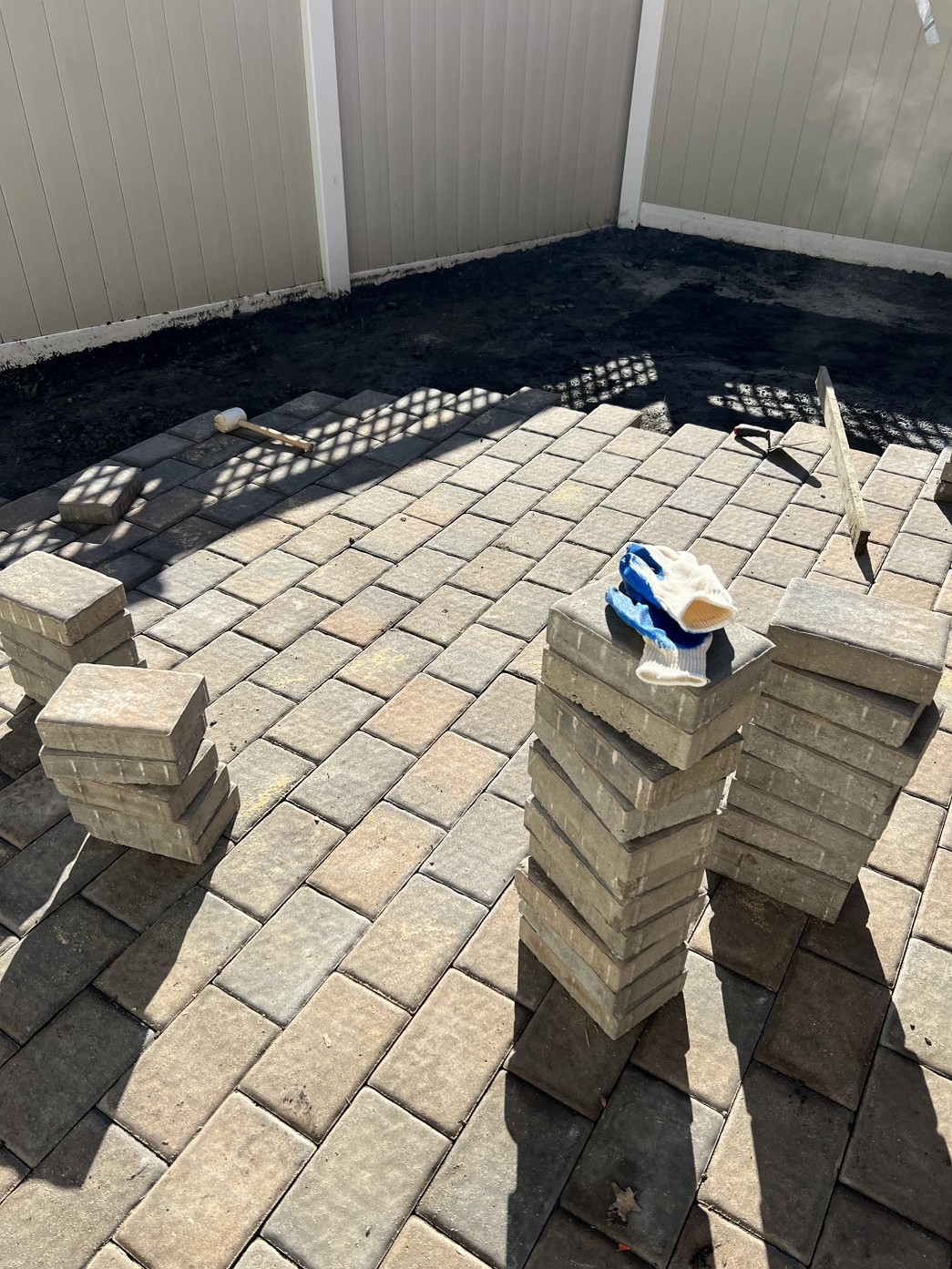 华人装修精通房屋装修，室外庭院，庭院改造，庭院围栏，水泥车道，庭院地砖铺设 photo 1