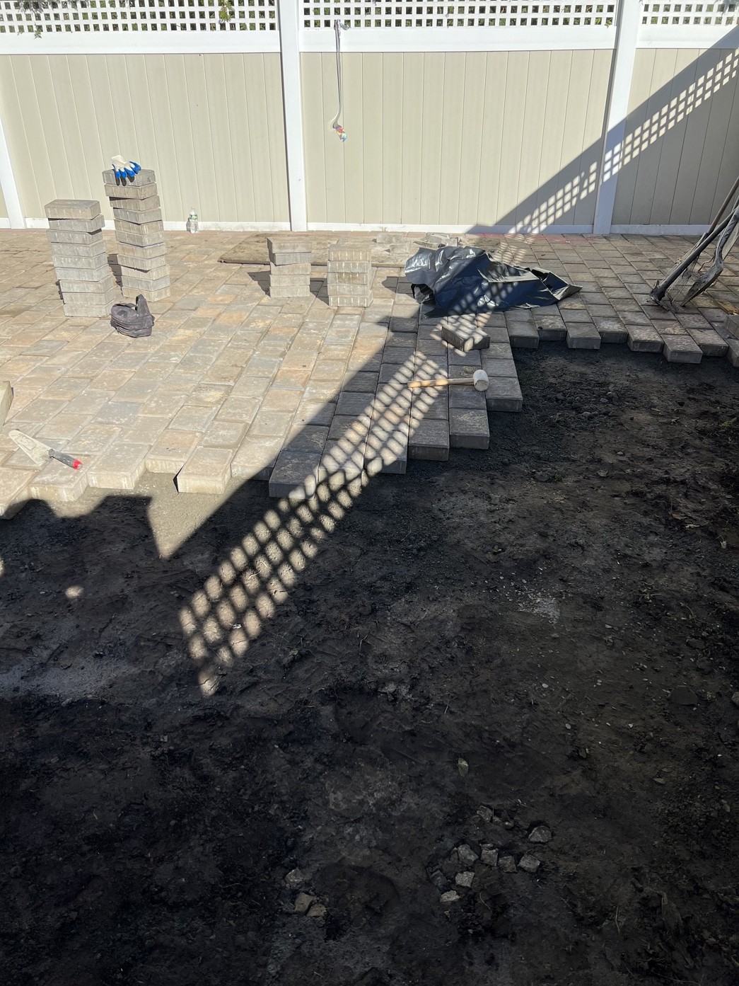 华人装修精通房屋装修，室外庭院，庭院改造，庭院围栏，水泥车道，庭院地砖铺设 photo 4