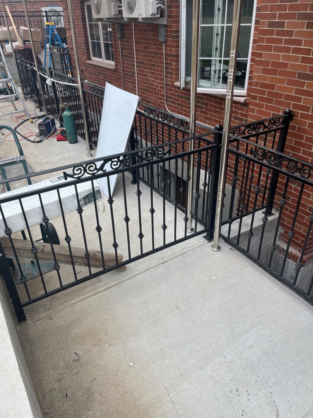 安装铁艺门窗，铁艺栏杆，防盗门窗，铁艺大门，不锈钢铁艺 photo 5