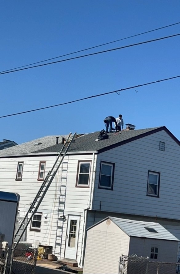 华新屋顶公司承接各类屋顶维修，屋顶翻新，沥青瓦，石板瓦等屋顶维修，斜顶平顶专业防水处理 图片 1