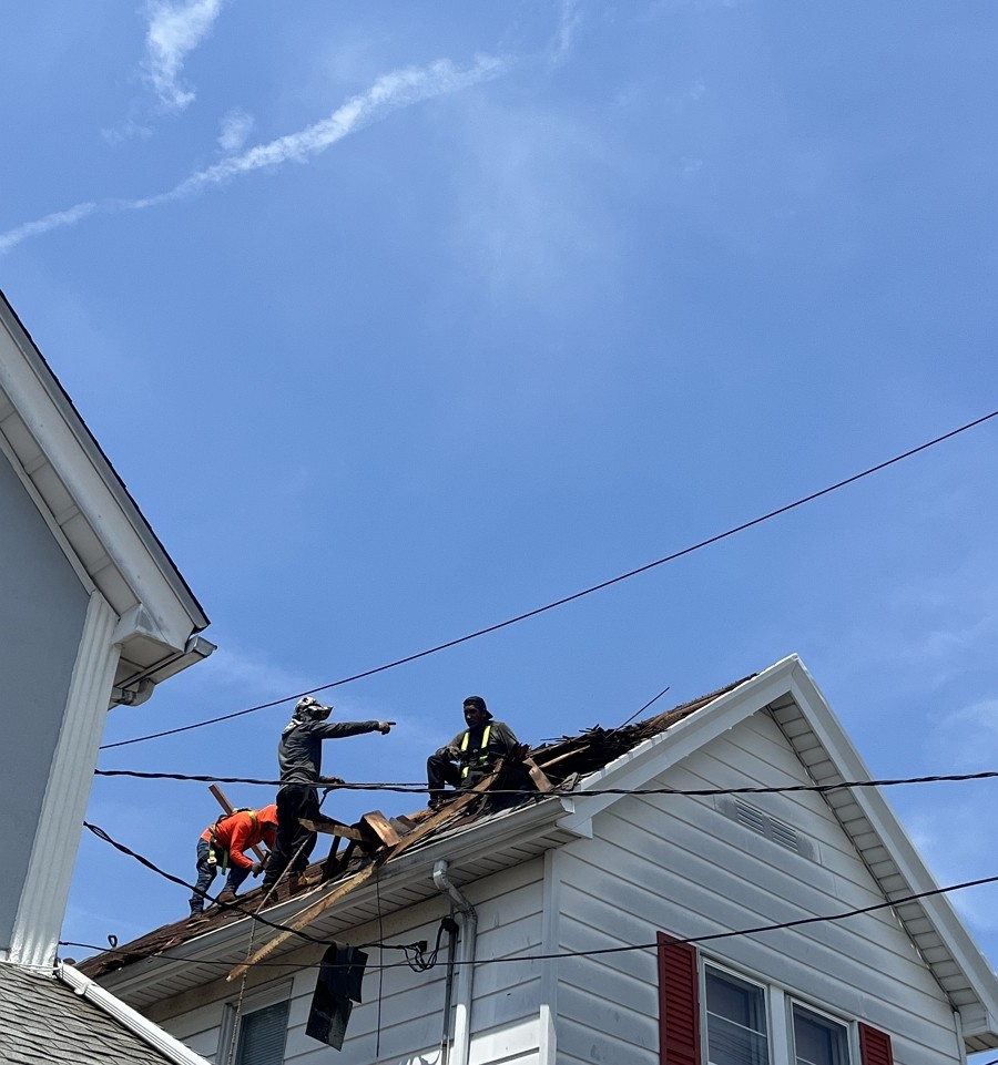 屋顶维修公司，专修屋顶漏水，急修屋顶漏雨，清理水槽等各类屋顶问题维修 NJ 图片 1