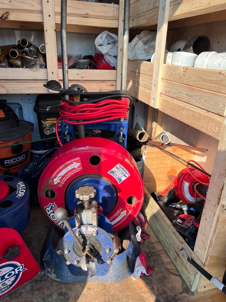 华盛通管公司 爱迪生通下水管堵塞,通排水管,高压清洗管道树根油污等杂物,安装热水炉水泵 隔油箱 photo 5