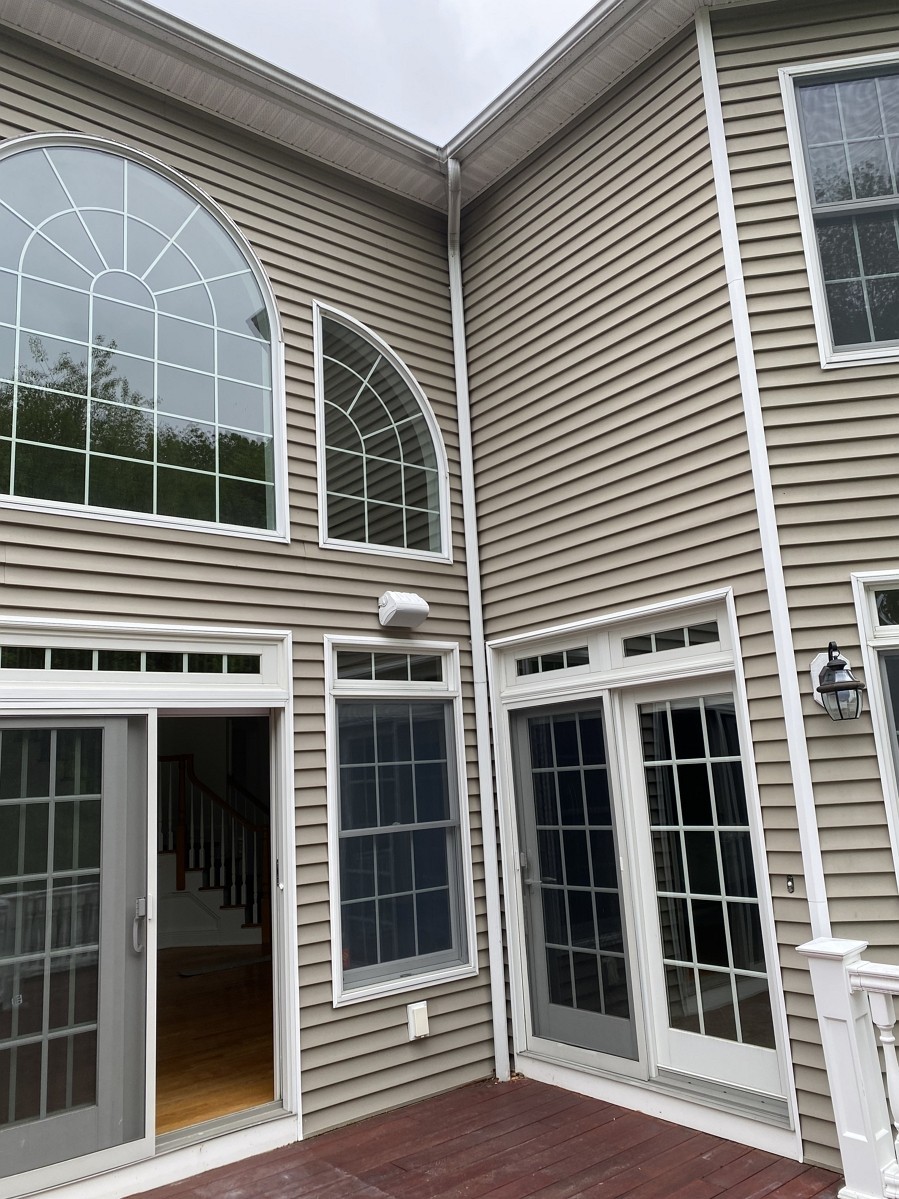 功夫精湛木工师傅安装新式保温门窗 photo 5