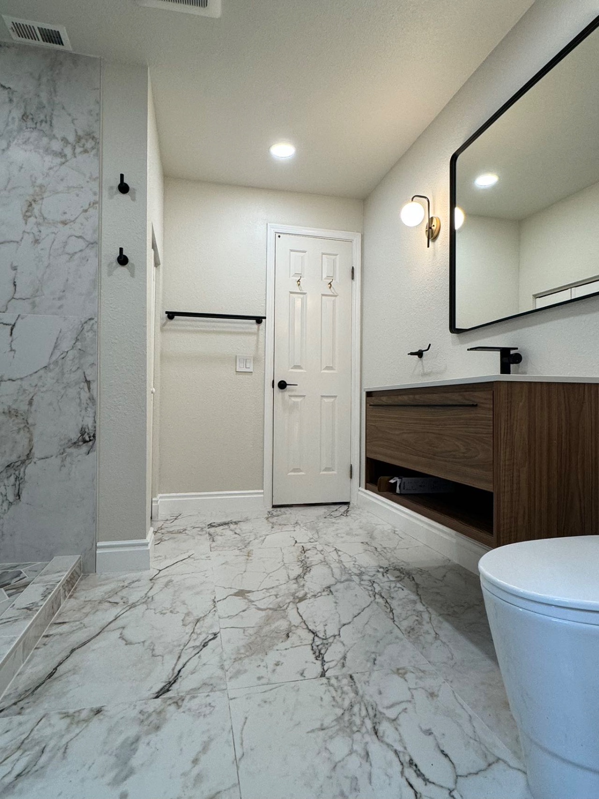 銘翔建筑 旧金山南湾装修师傅  专业地板 厨卫翻新 室内外油漆  换门换窗（用心对待每一位客人） 图片 4