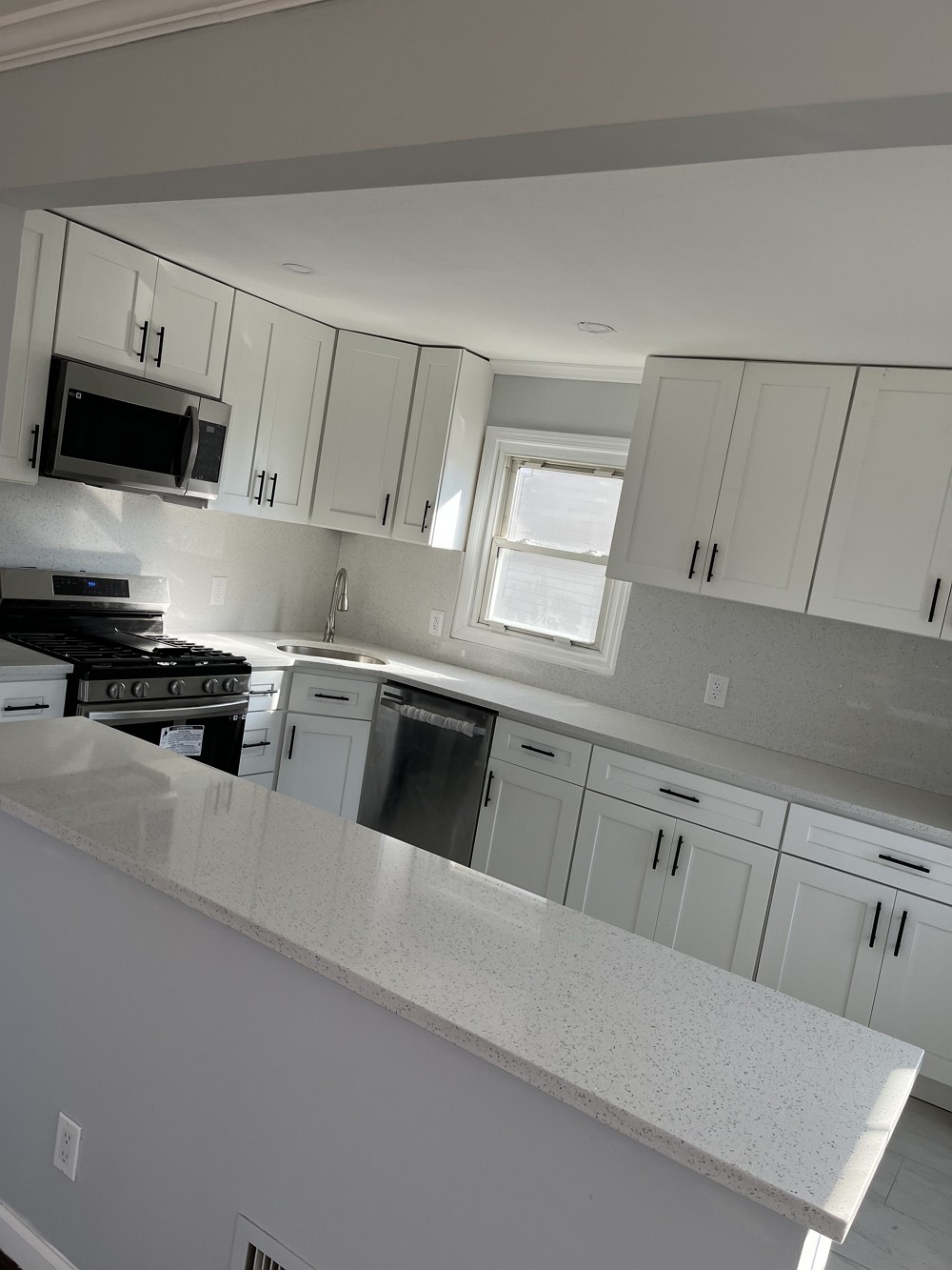 厨房浴室装修，专业铺瓷砖，地板翻新，隔间油漆，门窗安装，墙面整新 大修小补 photo 3