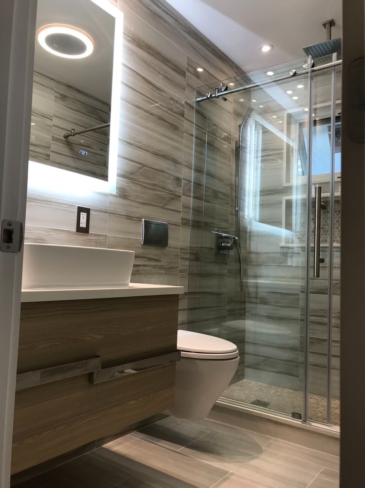 华人装修室内外装修-浴室厨房,瓷砖地板装修,餐馆装修,批灰油漆,围栏围墙,价格合理 photo 1