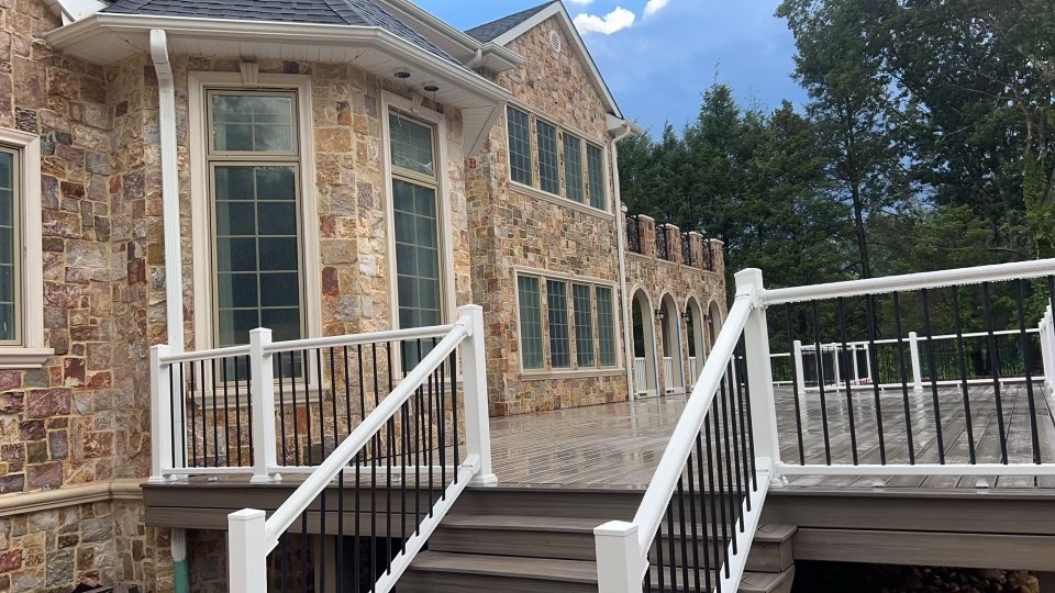 安装定制节能门窗,安装铁艺大门和护栏,建筑裝修公司专业装修装潢建筑施工,百万保险 photo 1