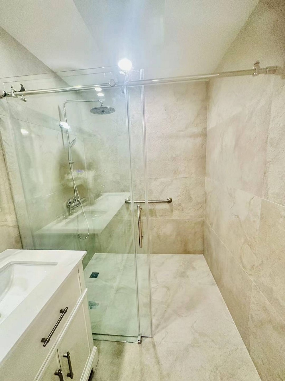 美东装修公司 - 水泥车道，橱柜地板，房间隔断，批灰刷漆，改吊顶，修墙面，专业土木水电 photo 6