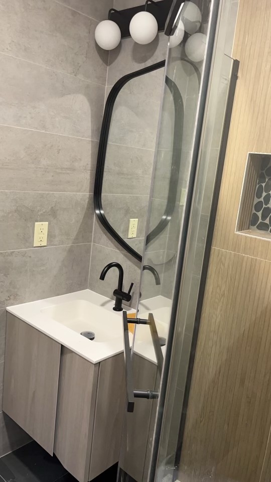 美东装修，承接内外装修项目，厨房浴室，精通木工，地板瓷砖，质量保证，开工纸，加建改建，价格合理 photo 5