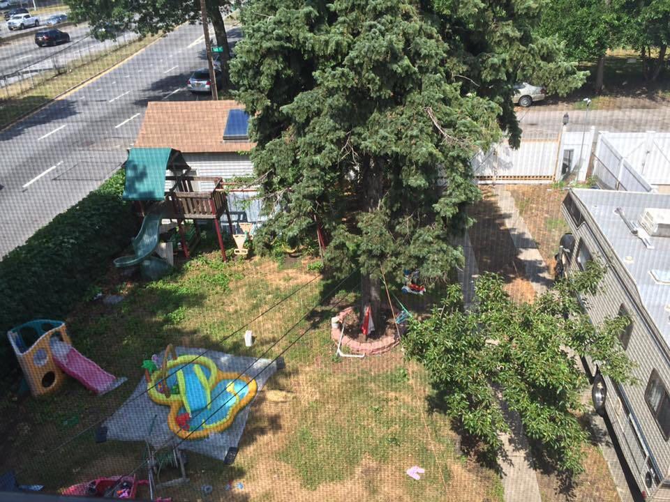 新鲜草原 街角第一间 地4767尺大 R3-2 可建豪华两家庭