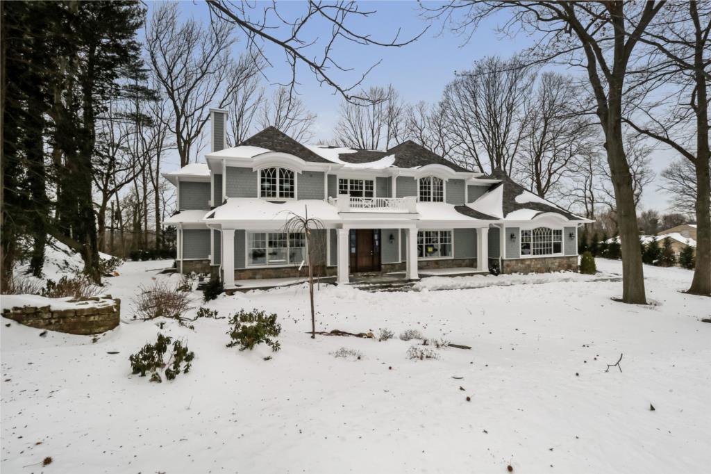 105 Poplar Dr, East Hills, NY 11576