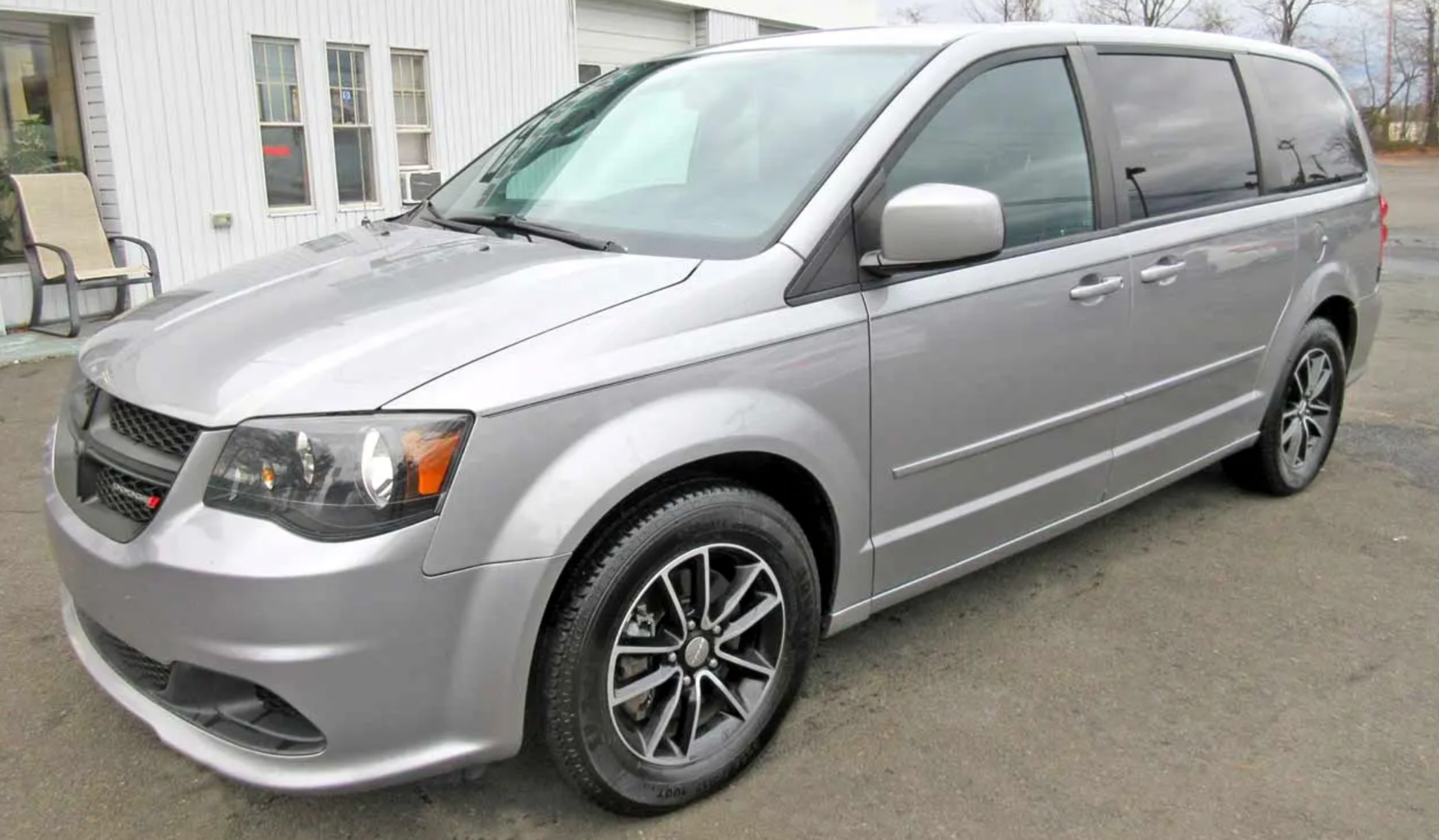 2016 Dodge Grand Caravan has seven seats in the United States, priced at 9,900