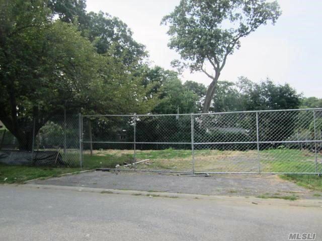 154 Crescent Ln, East Hills, NY 11577