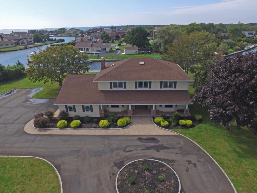 East Islip-Waterfront Colonial in THE MOORINGS!