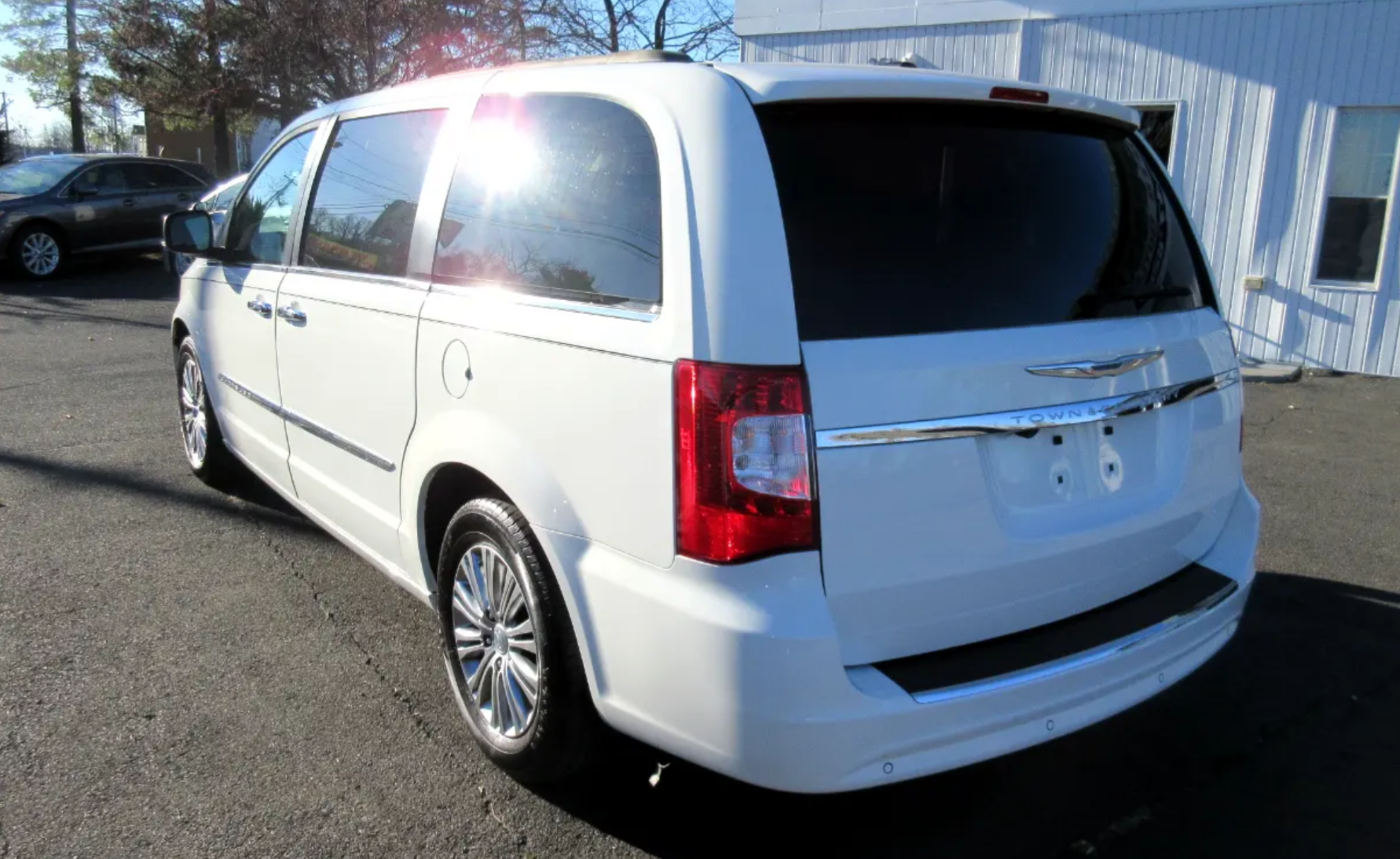 2013 Chrysler Town & Country Touring American Chrysler seven-seater, priced at 9850 photo 3