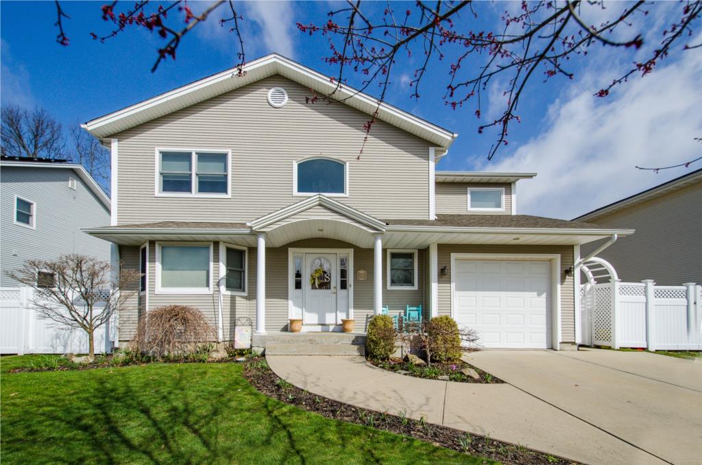 Beautiful Colonial - Farmingdale Village