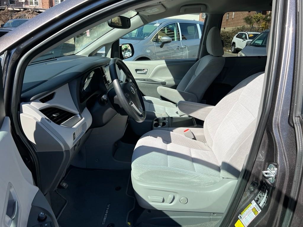 Super low price sale! Wheelchair Car 2020 TOYOTA SIENNA LE photo 7