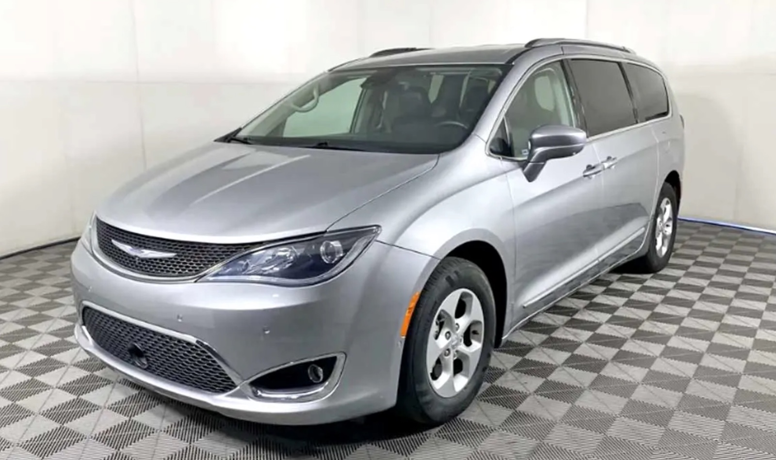 2017 Chrysler Pacifica Touring, seven seats, top trim, priced at 13,850 photo 2