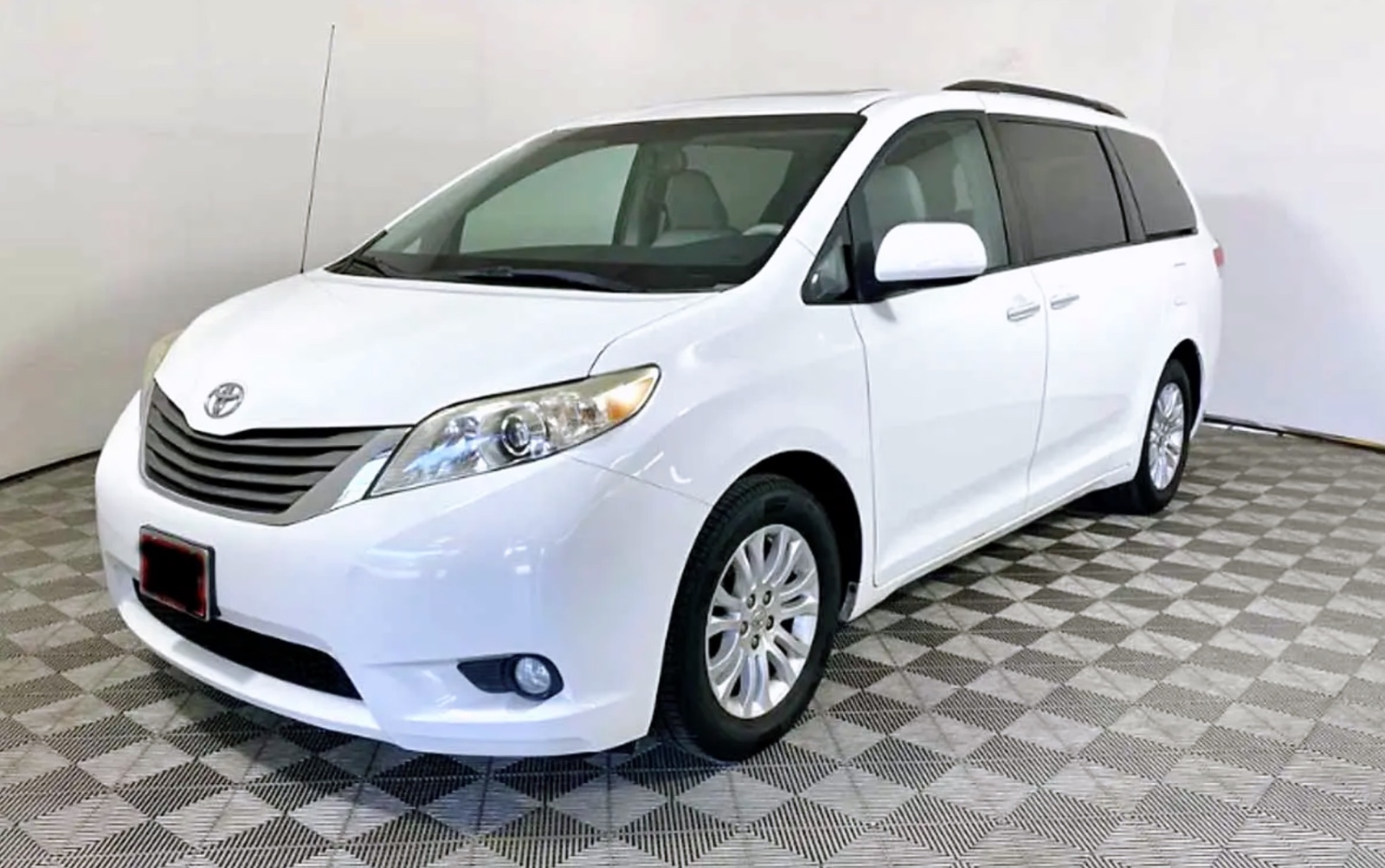 2013 Toyota Sienna XLE priced at 12,900 photo 4