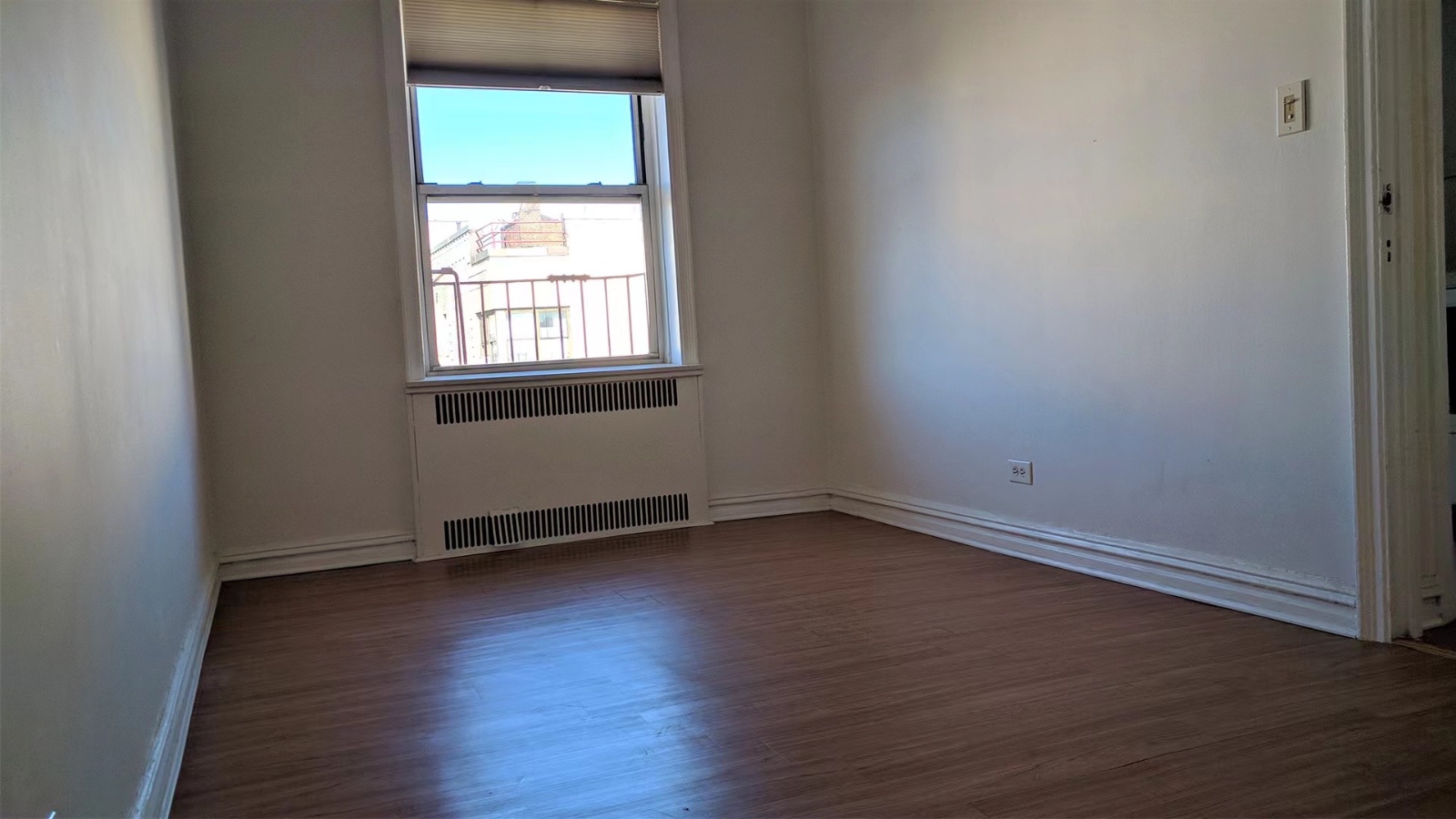 近法拉盛，Elmhurst华人社区中心2房1.5浴出售Co-op