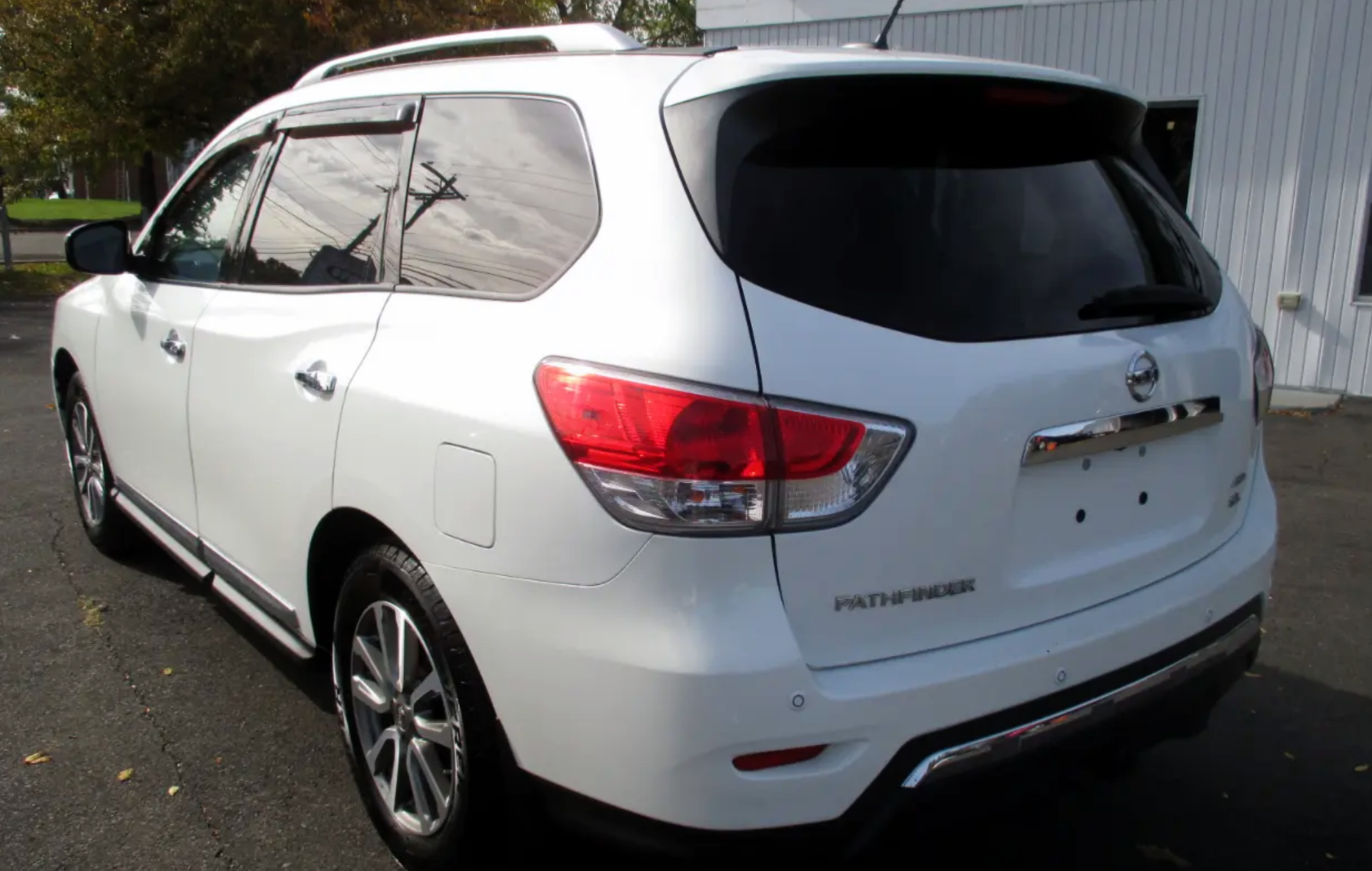 2014 Nissan Pathfinder 4WD Nissan SUV with seven seats, priced at 11,900 photo 7