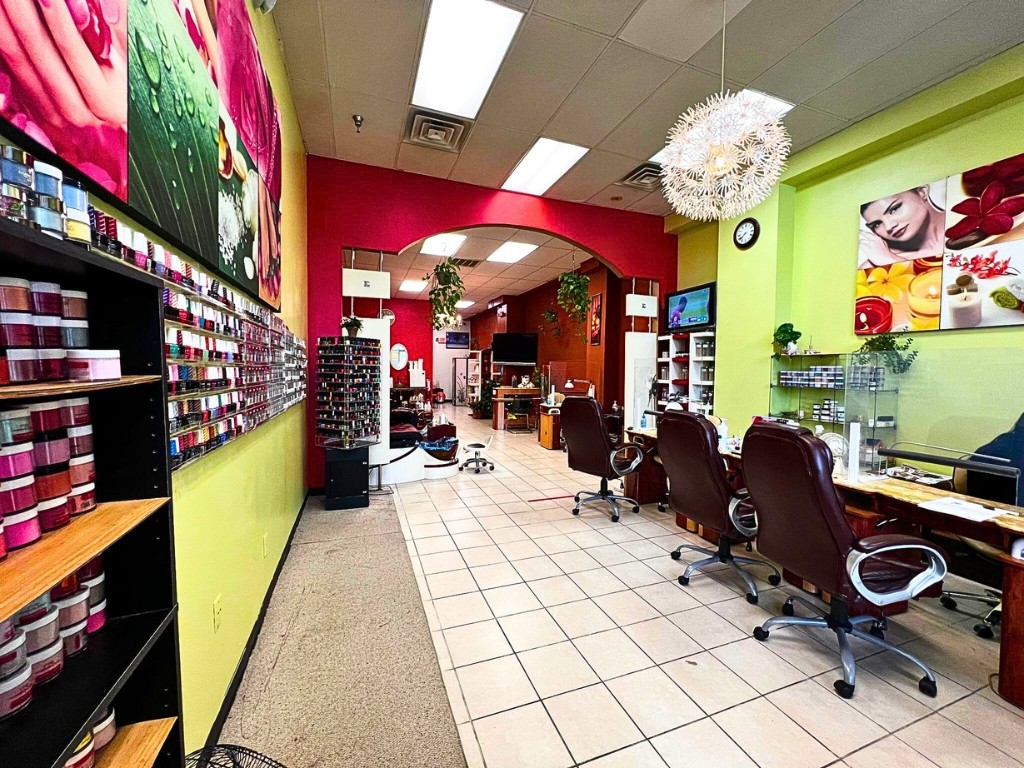 急急急康州近金城賭場甲店急卖,6桌6池,汤小姐联系电话808-308-2362 图片 4