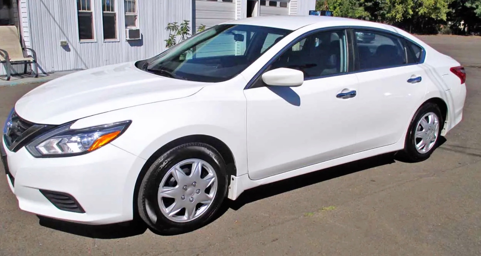 2017 Nissan Altima sedan, priced at 11,850 photo 1