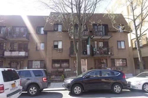 Elmhurst 中心位置全磚三家庭