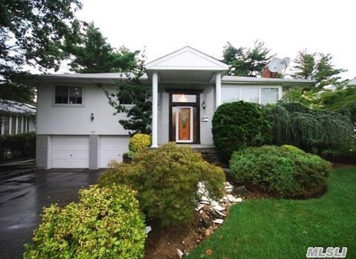 239 Robby Ln, Manhasset Hills, NY 11040