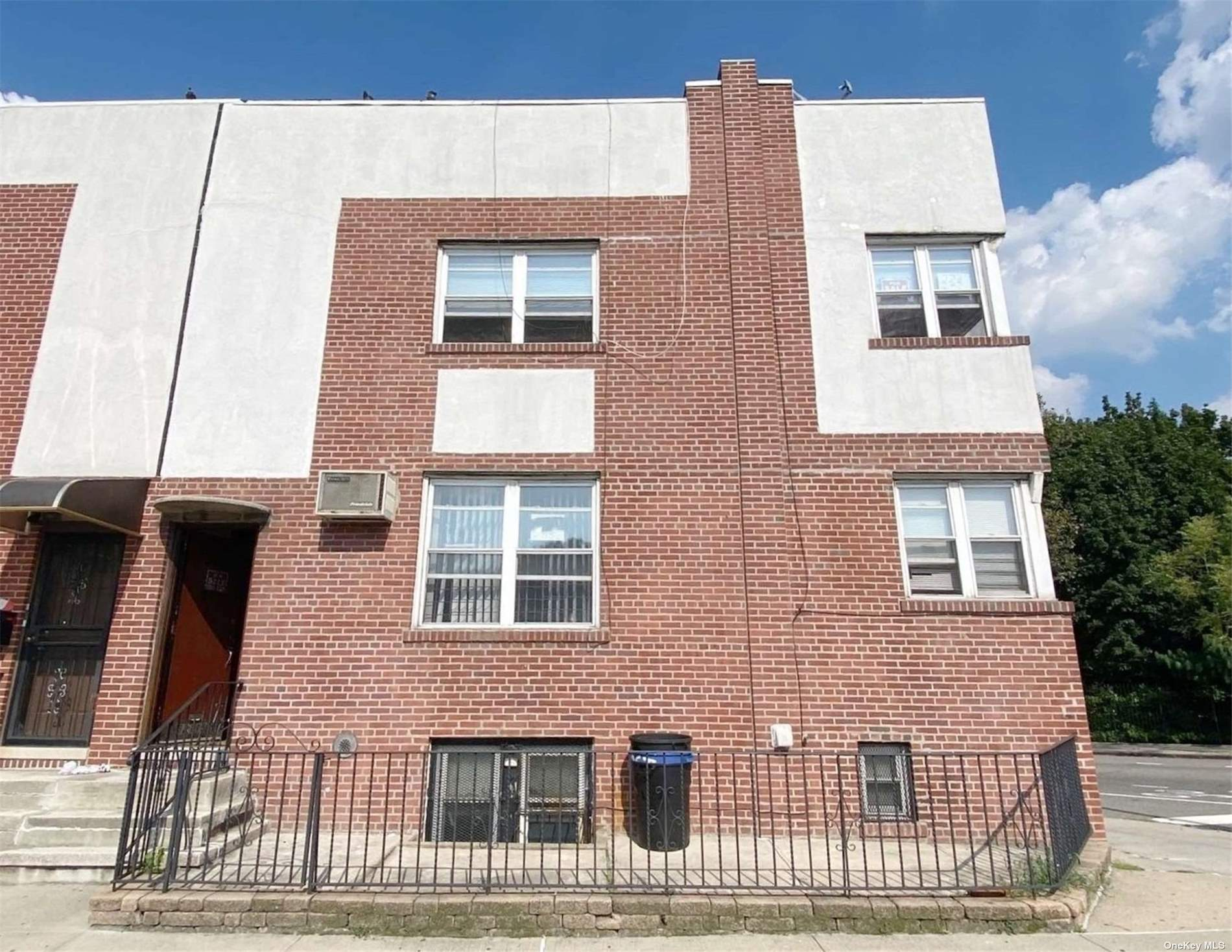 Elmhurst明亮两家庭出售