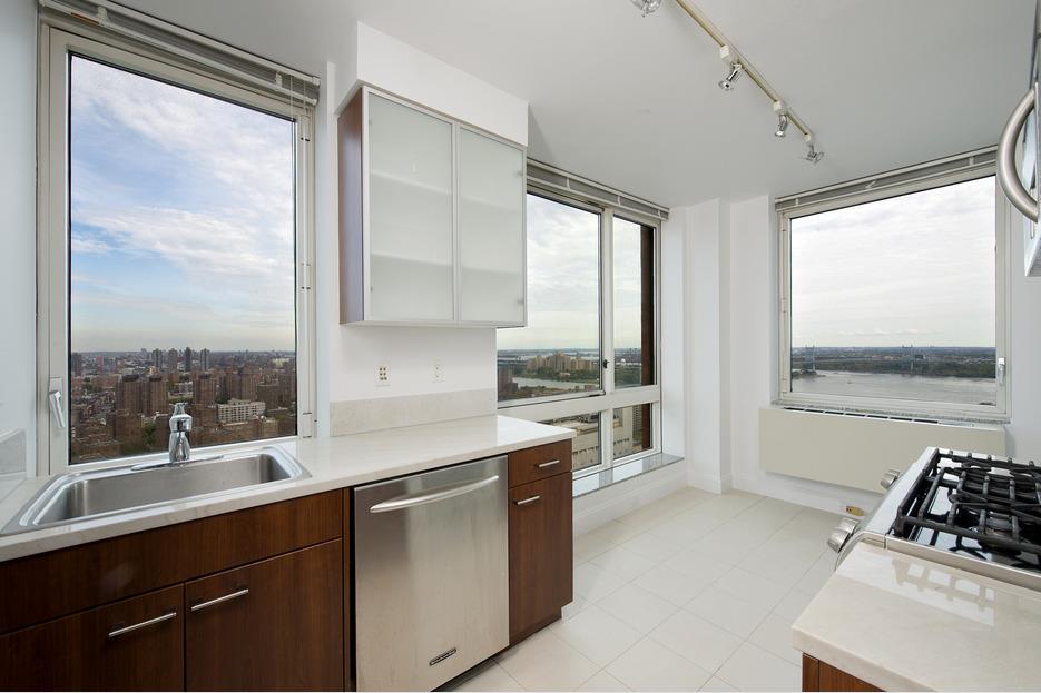 Spacious Sun-Drenched 3 Bed Apartment