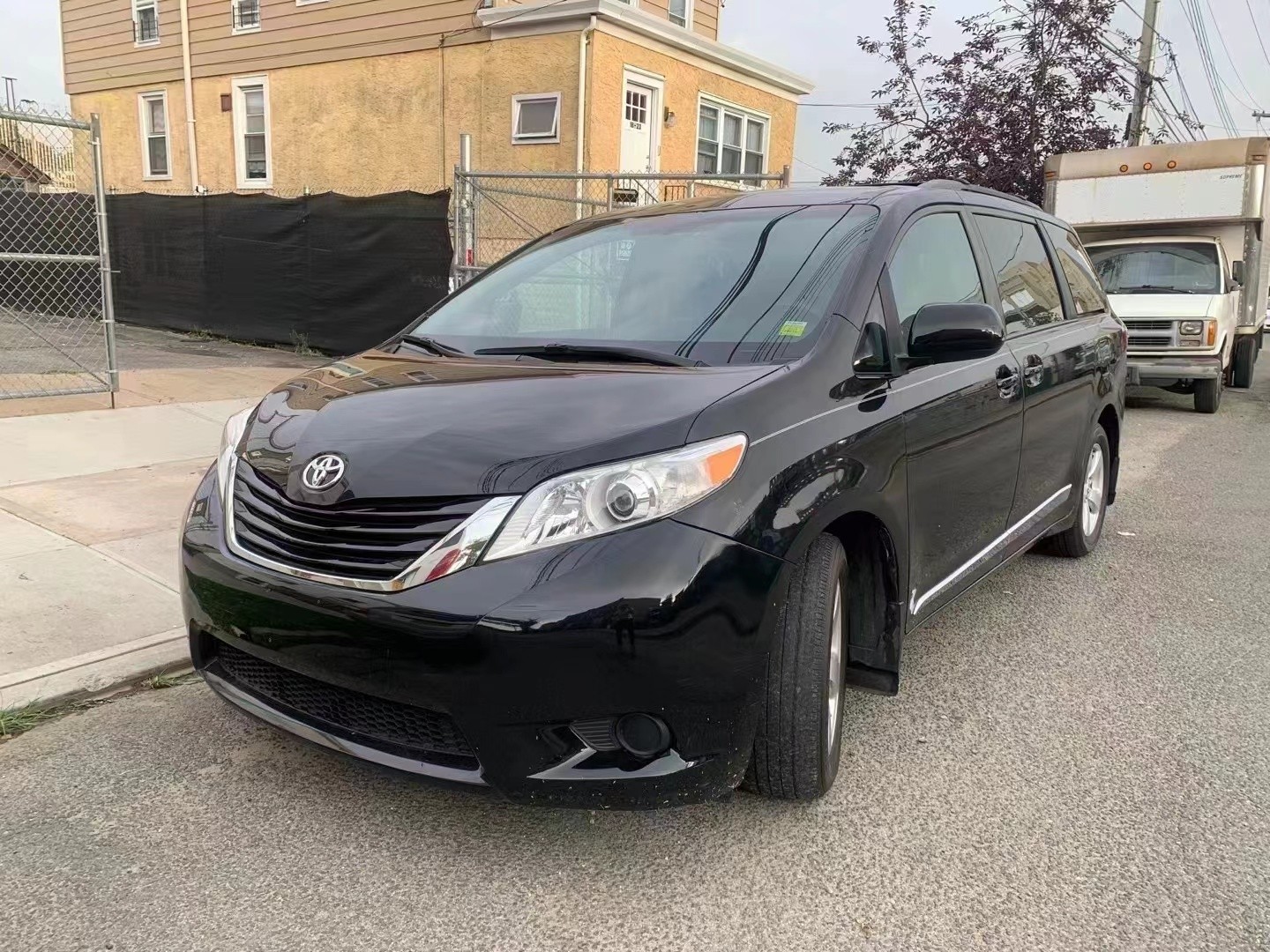 2017 Sienna LE in excellent condition and at a great price
