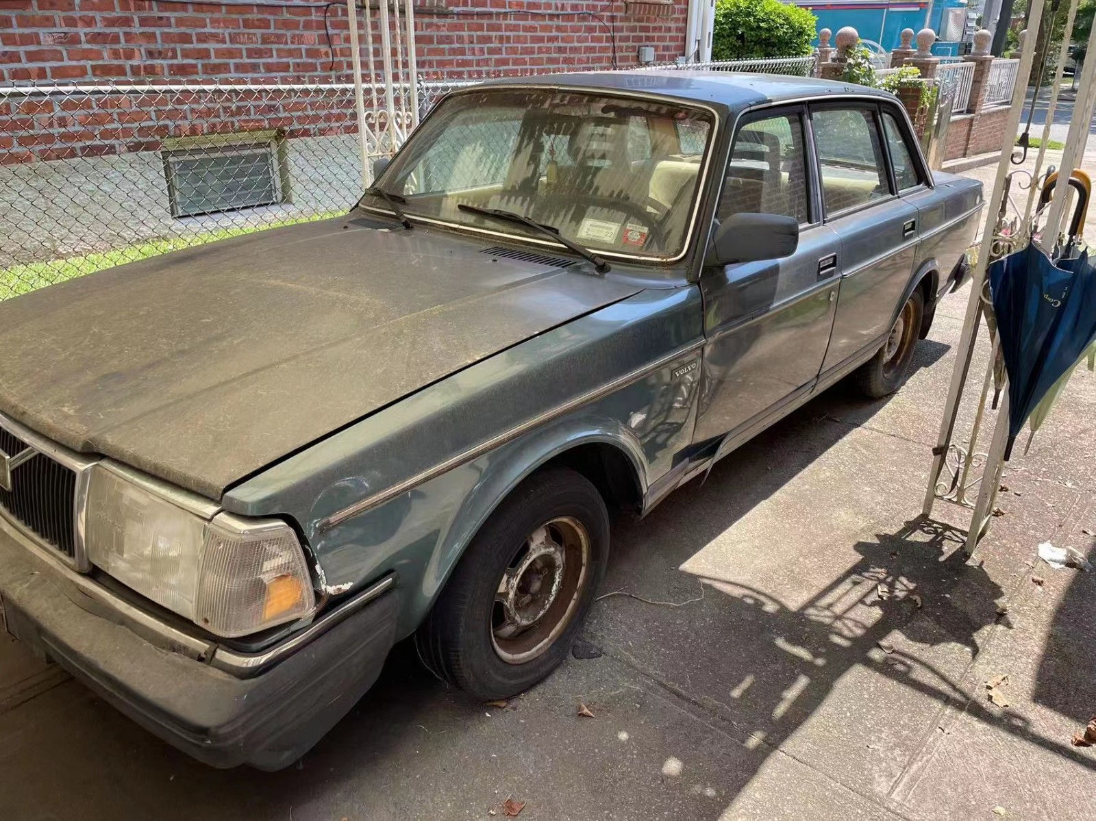 A special car, very old. . Antique car 1988 VOLVO 244 DL/GL photo 2