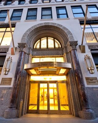 A well-known American law firm in Manhattan is recruiting Chinese paralegals. [paralegal]