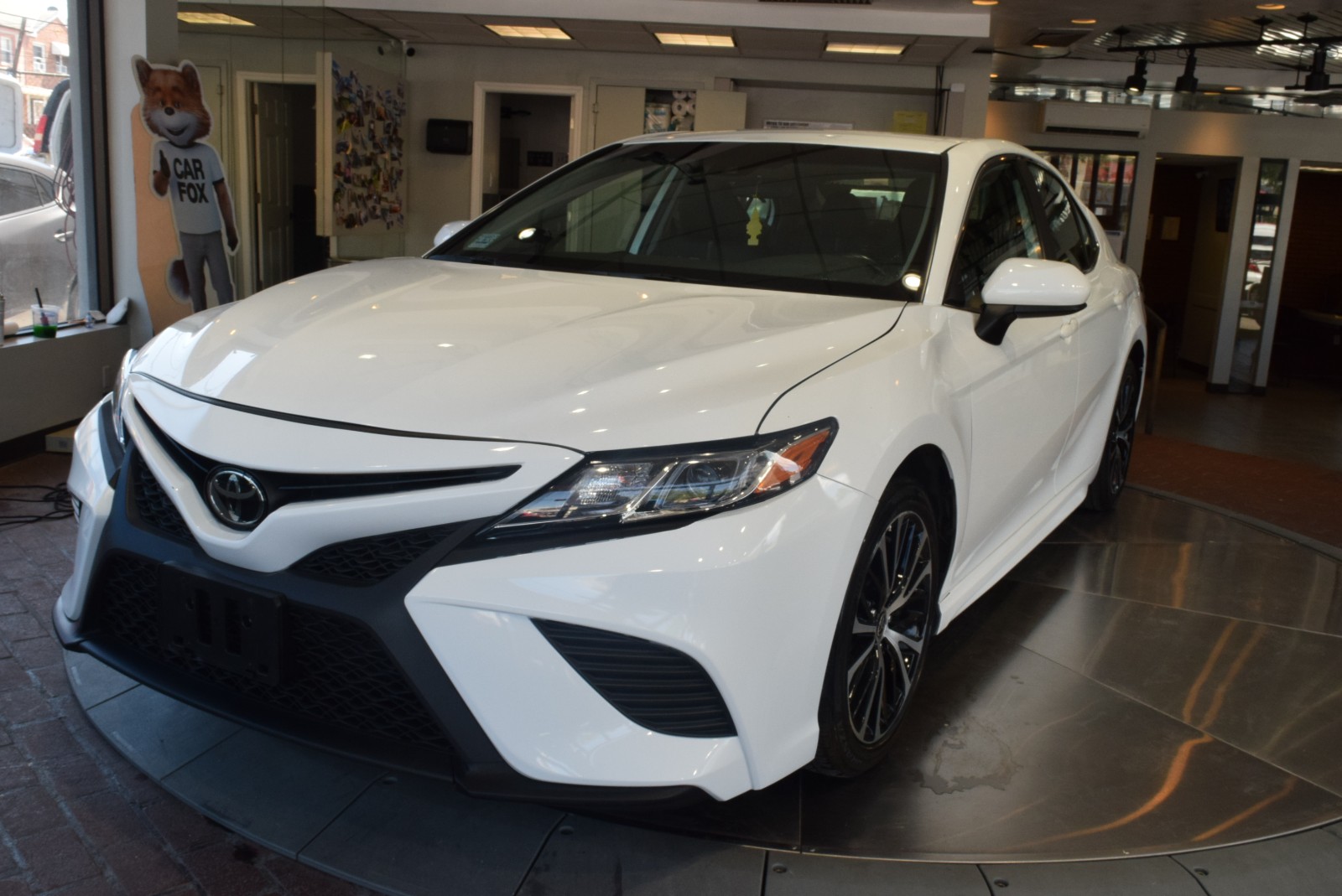 2020 Toyota Camry SE Sport with Leather Seats photo 5