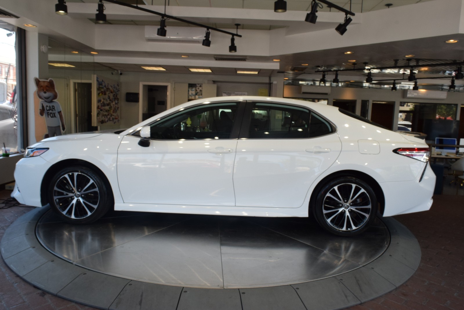 2020 Toyota Camry SE Sport with Leather Seats photo 2