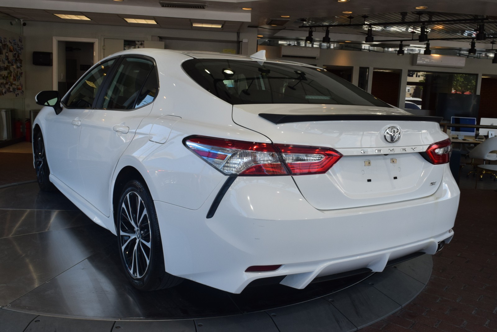 2020 Toyota Camry SE Sport with Leather Seats photo 7