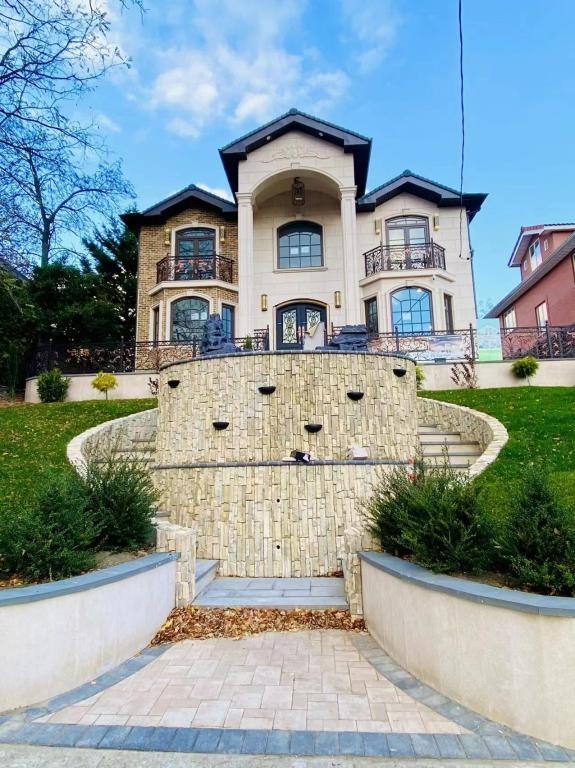 诚招一名保姆,要求55岁以下女性。会驾车优先。