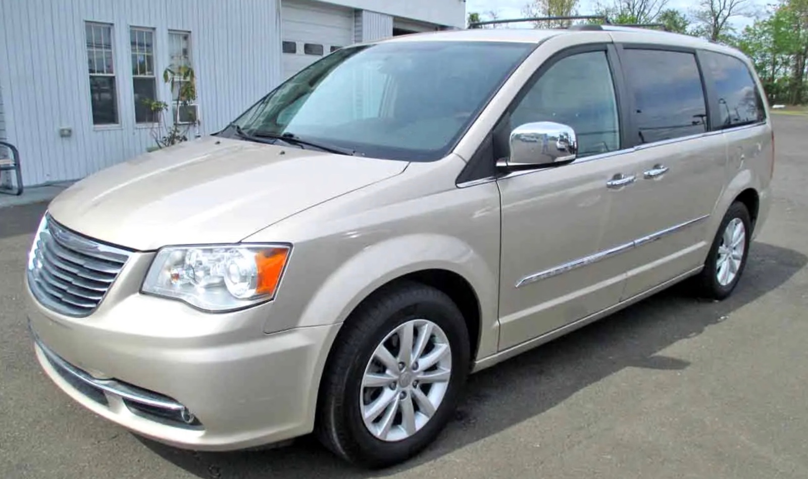 2015 Chrysler Town & Country Limited priced at 12,950