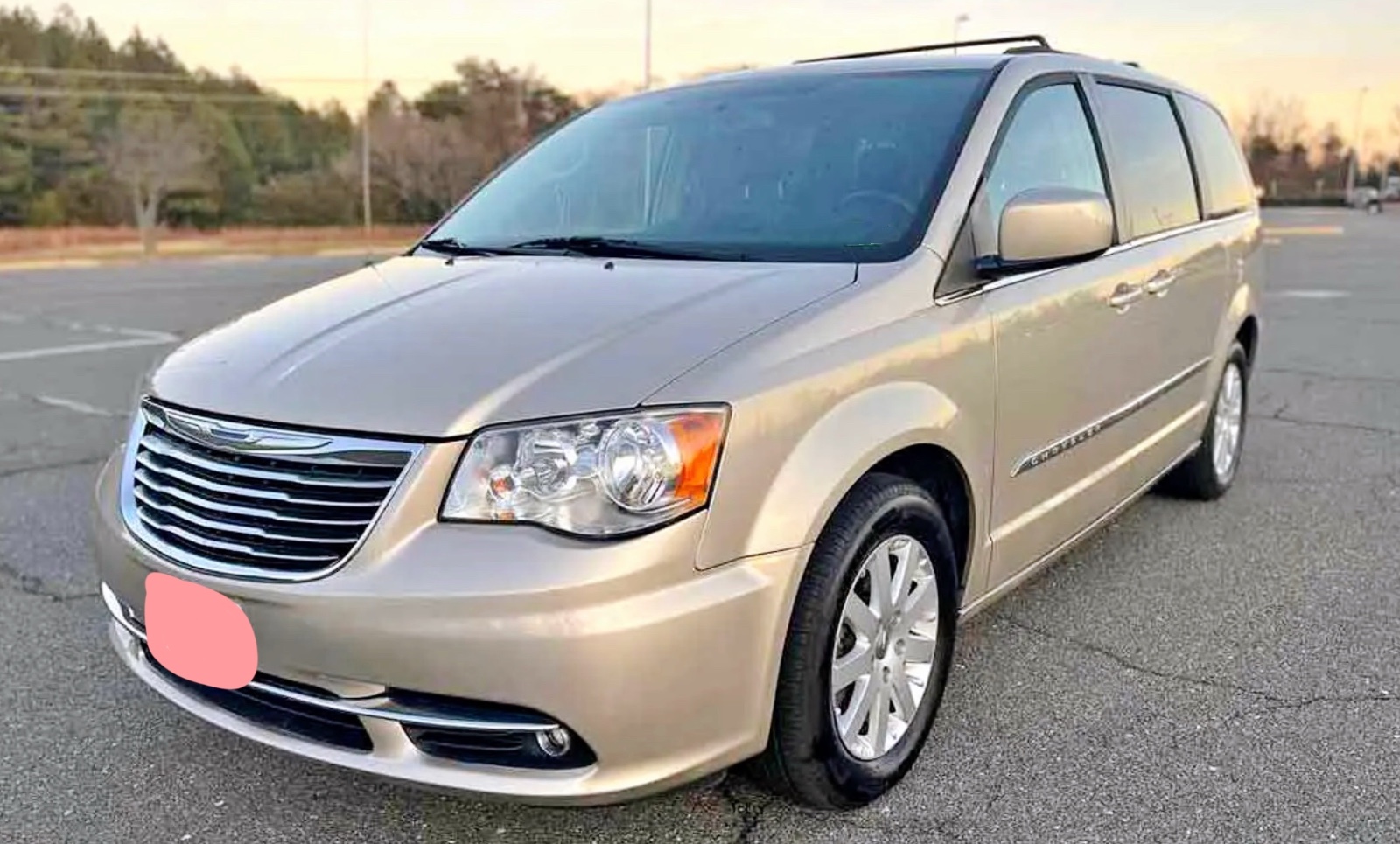 2015 Chrysler Town & Country Limited Chrysler seven-seater, priced at 12,950
