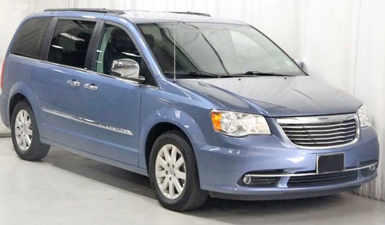 2012 Chrysler Town & Country Limited Chrysler seven-seater, priced at 9,800