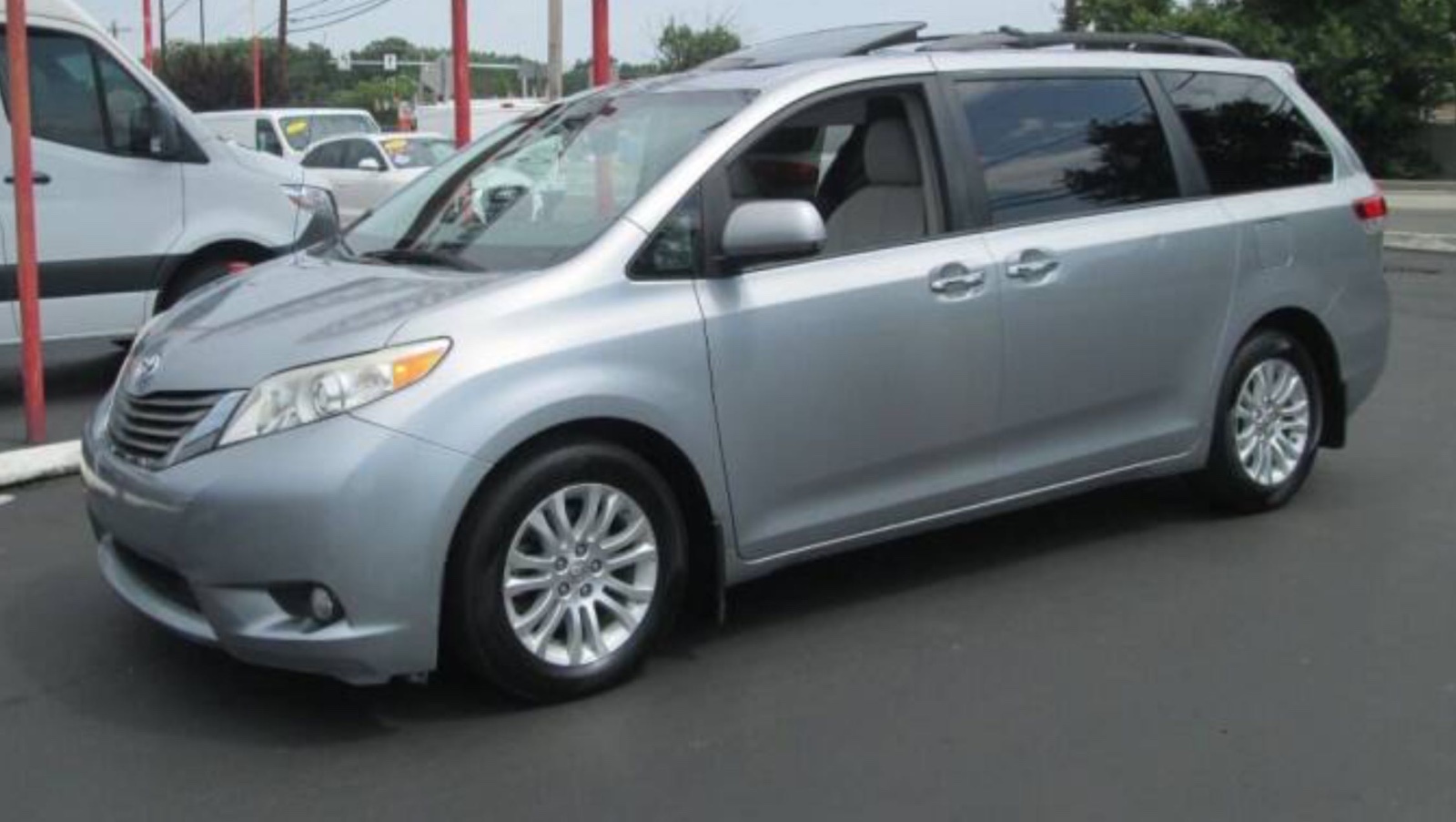 2013 Toyota Sienna XLE 8-Passenger Mini-Van Toyota eight seats, priced at 12,995 photo 2