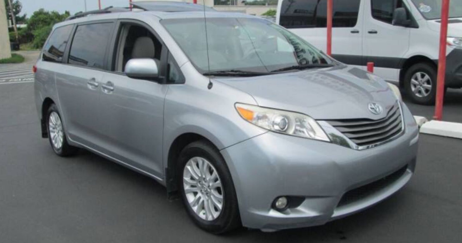 2013 Toyota Sienna XLE 8-Passenger Mini-Van Toyota eight seats, priced at 12,995 photo 7