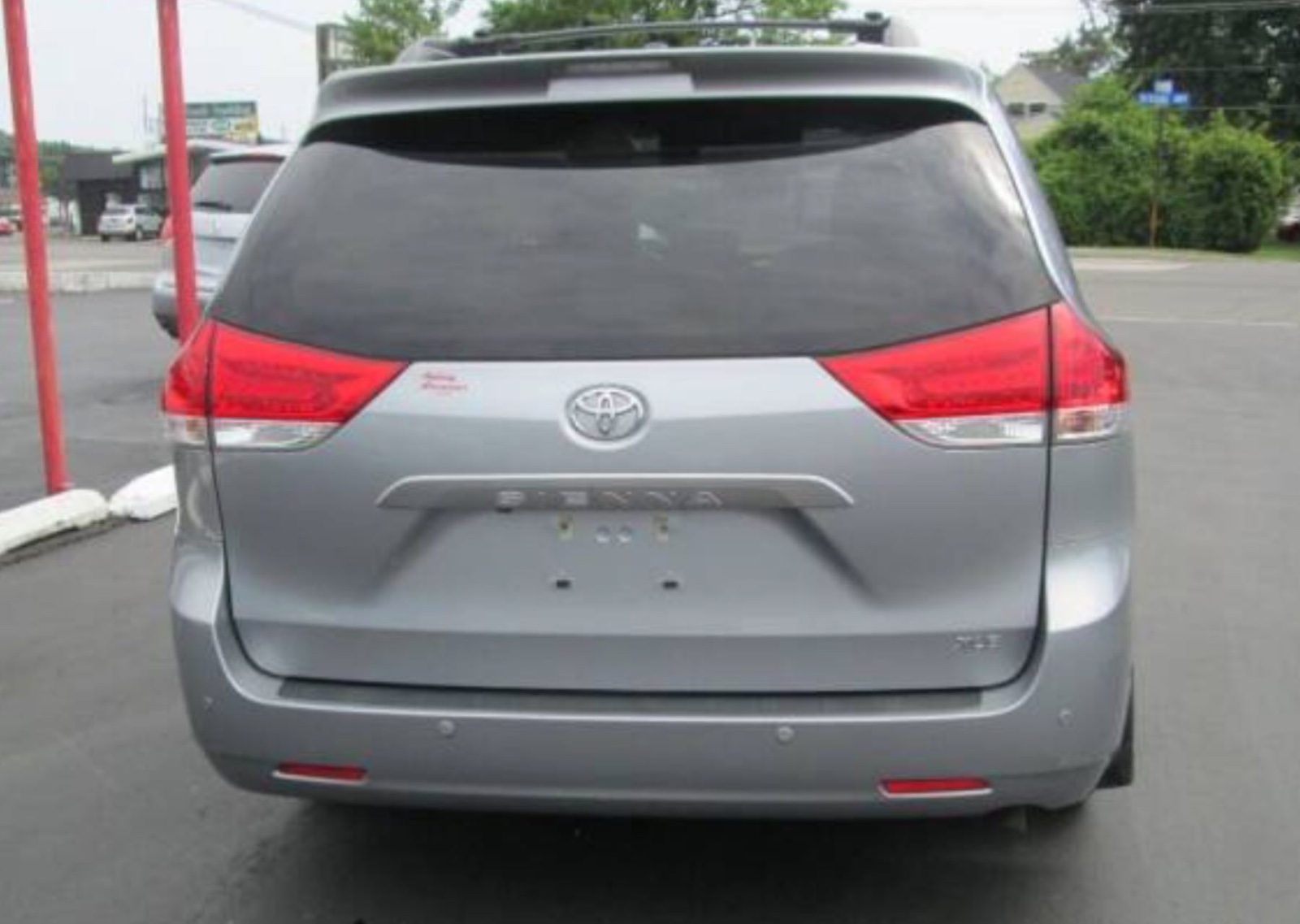 2013 Toyota Sienna XLE 8-Passenger Mini-Van Toyota eight seats, priced at 12,995 photo 1