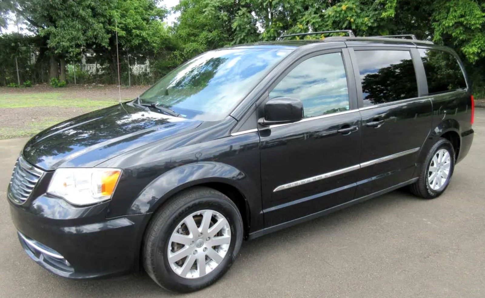 2015 Chrysler Town & Country Touring American Chrysler seven-seater, priced at 10,650