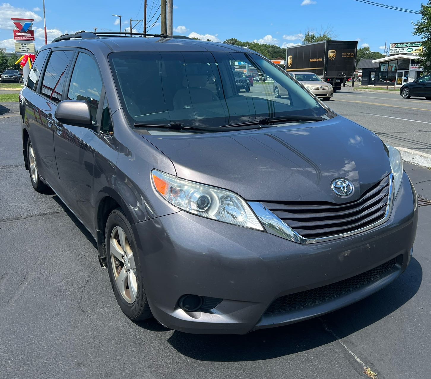 2015 Toyota Sienna Toyota seven-seater, priced at 14,995