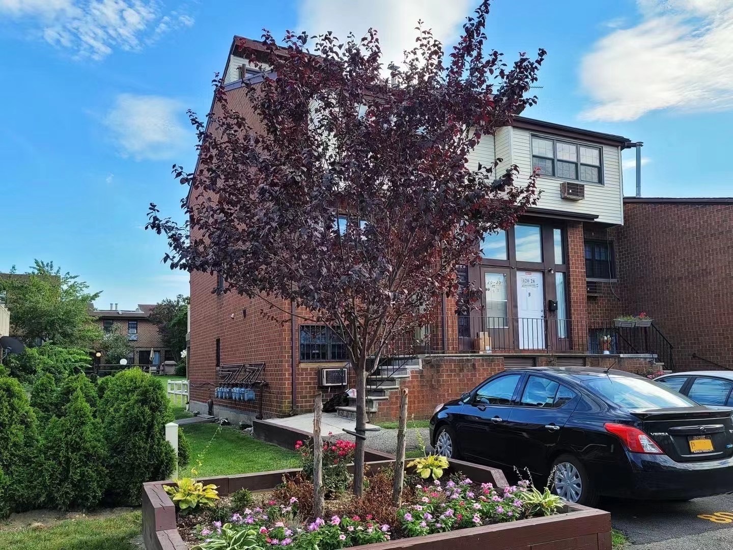 College Point Condo for sale 大学点复式康斗