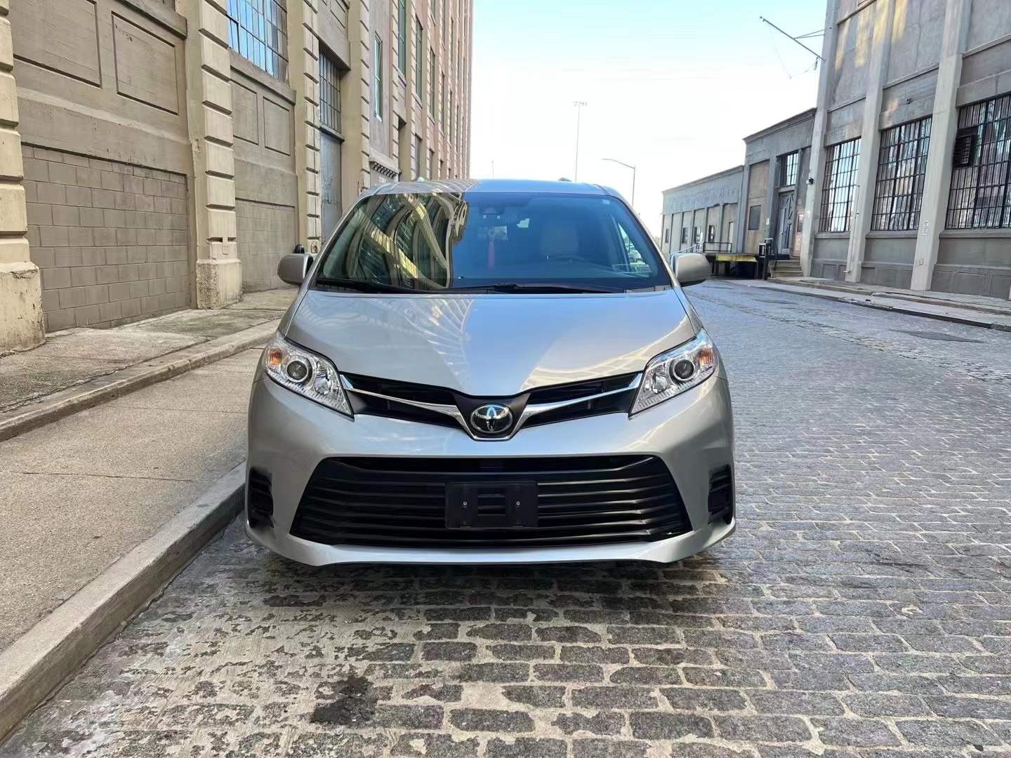 Household car 2019 TOYOTA SIENNA LE